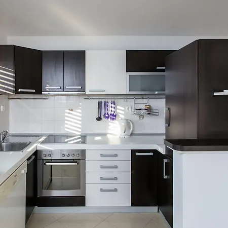 Marlo - Two-bedroom With Balcony Floor Apartment *