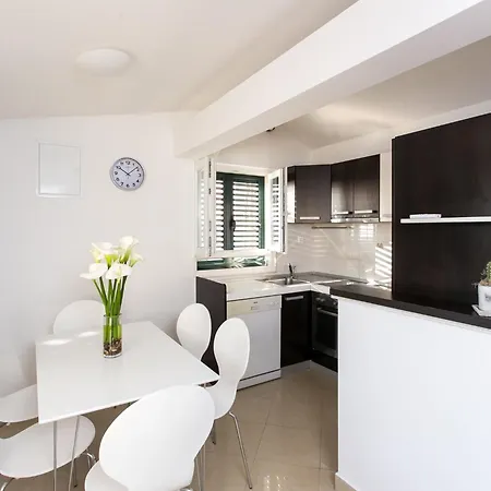 Marlo - Two-bedroom With Balcony Floor