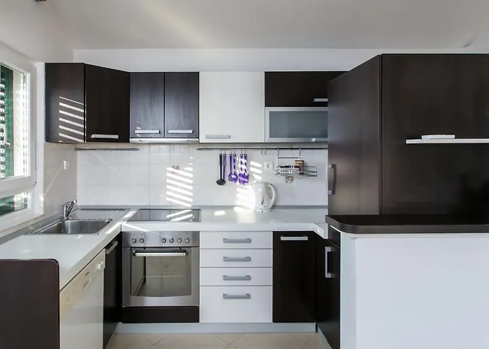 Marlo - Two-bedroom With Balcony Floor Apartment *