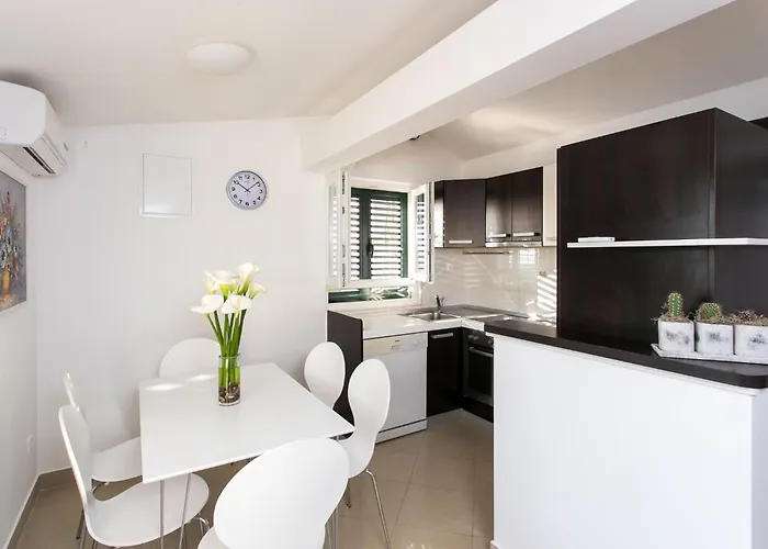 Marlo - Two-bedroom With Balcony Floor